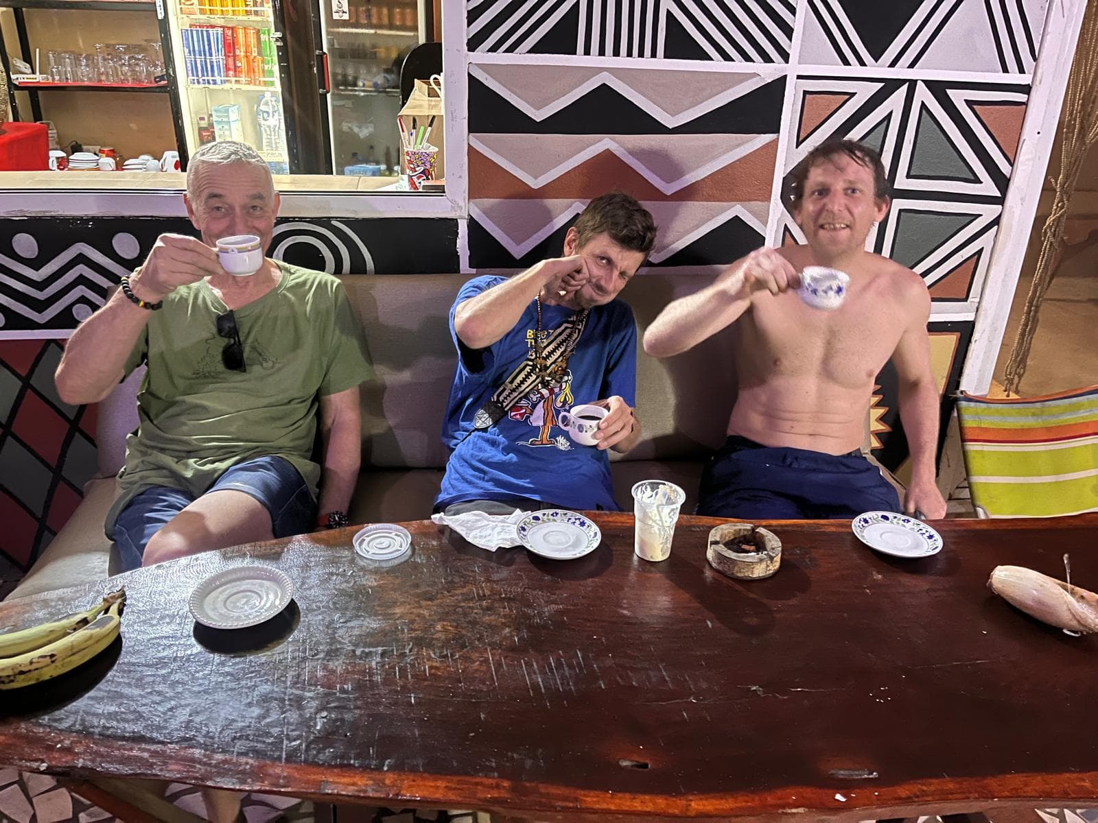 Gäster skrattar över en kopp kaffe